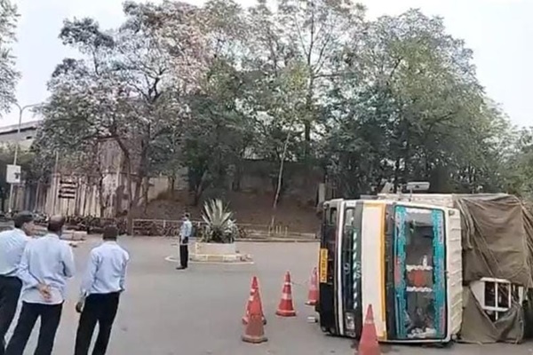 Jamshedpur Accident: टाटा मोटर्स में सामान ले जा रहा ट्रक अनियंत्रित होकर कैंटीन गेट के पास पलटा, चालक जख्मी
