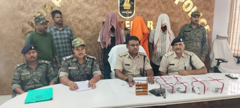 Jharkhand: तीन PLFI नक्सलियों को किया गिरफ्तार, हथियारों का जखीरा बरामद, जंगल में छिपे थे, पुलिस ने घेराबंदी कर धर दबोचा