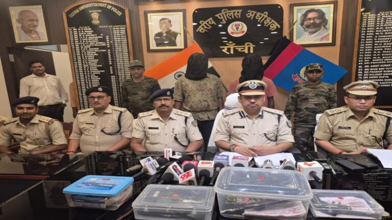 Jharkhand: TSPC के सब जोनल कमांडर दिवाकर गंझू समेत दो उग्रवादी गिरफ्तार, हथियार व ढेरों सामान बरामद