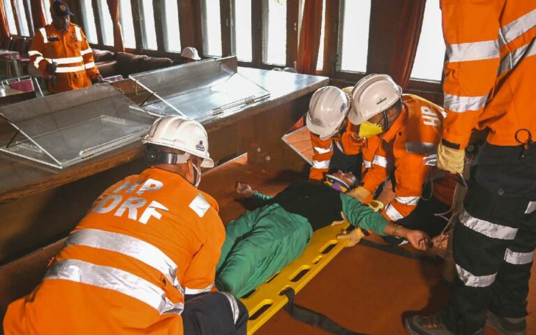 Today Mock Drill : पश्चिमी सीमावर्ती राज्यों में आज नागरिक सुरक्षा मॉक ड्रिल, ब्लैक आउट, दुश्मन के विमानों, ड्रोन, मिसाइल हमलों से बचाव का किया जायेगा अभ्यास