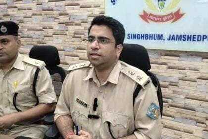 Jamshedpur : हरहरगुट्टू पंचायत के मुखिया की हत्या की साजिश रचने के दो आरोपी बागबेड़ा से गिरफ्तार, हथियार बरामद