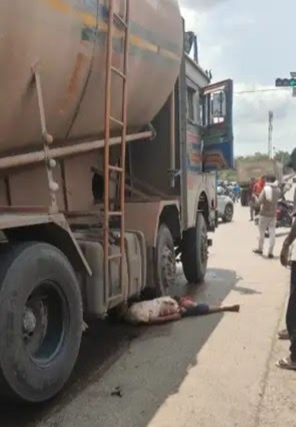 Adityapur Accident : आदित्यपुर में सड़क हादसा; टाटा-कांड्रा मार्ग पर टैंकर ने बाइक सवार को रौंदा, मौत