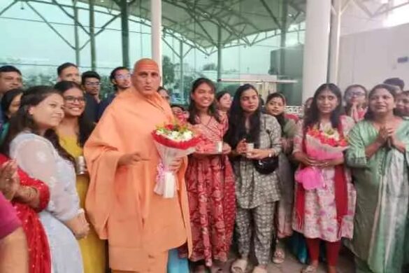 Jamshedpur: जूना पीठ के पीठाधीश्वर और महामंडलेश्वर स्वामी अवधेशानंद गिरि जी महाराज पहुंचे जमशेदपुर, भव्य स्वागत, आज होगा प्रवचन