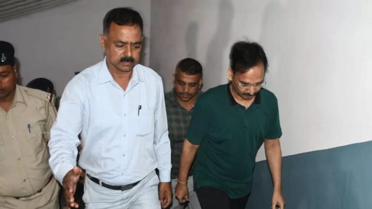 Jharkhand Liquor Scam: विनय चौबे और गजेंद्र सिंह समेत चार को किया निलंबित, ACB ने की पूछताछ
