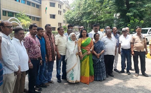Jamshedpur: स्कूलों में बांग्ला भाषा के शिक्षकों और पाठ्यपुस्तकों की कमी को लेकर प्रदर्शन, डॉ. श्यामा प्रसाद मुखर्जी विवि का नाम बदलने के प्रस्ताव का भी विरोध