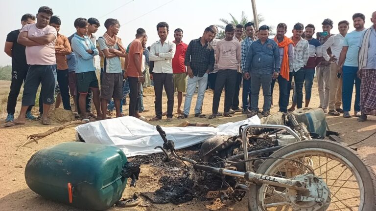 Jharkhand: सड़क पर गिरा था 11 हजार वोल्ट का तार, चपेट में आने से पिता-पुत्र की जिंदा जलकर मौत, बाइक भी हो गयी खाक, विरोध में घंटों रोड जाम