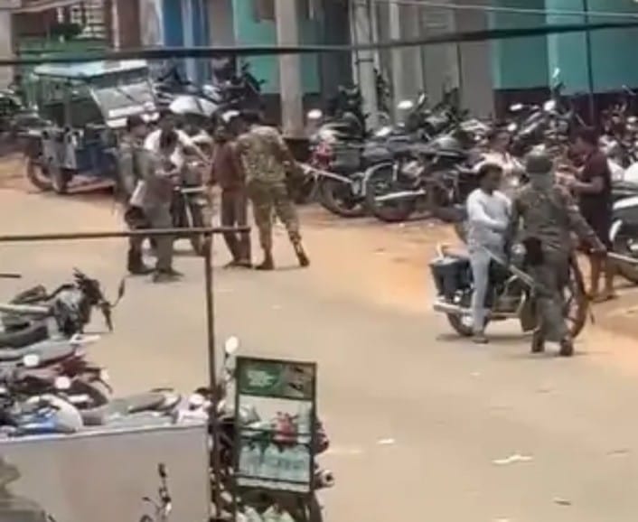 Jharkhand: देवघर में साइबर क्राइम के आरोपी की पुलिस हिरासत में मौत, परिजनों ने सड़क जाम कर किया विरोध प्रदर्शन पुलिस को छोड़ने पड़ेआंसू गैस के गोले