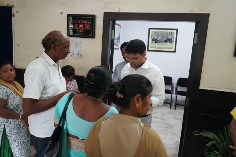 Jamshedpur: उपायुक्त अनन्य मित्तल ने लगाया जनता दरबार, लोगों की सुनीं समस्याएं, समाधान के दिये निर्देश