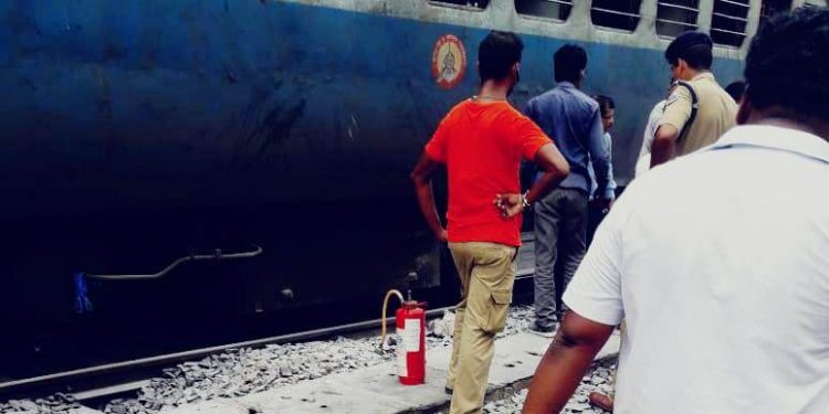 Rail News: फलकनुमा एक्सप्रेस के एक डिब्बे में लगी आग, मची अफरातफरी, बालासोर के कांटापाड़ा रेलवे स्टेशन पर 45 मिनट तक रोकी गयी ट्रेन