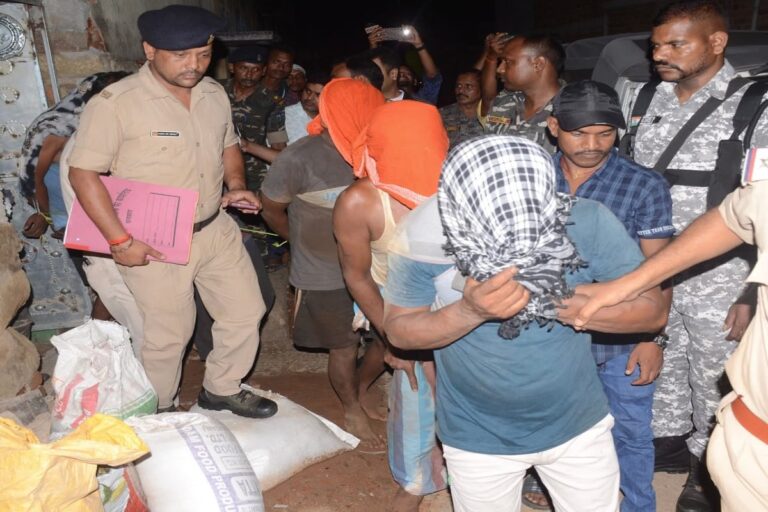Jharkhand: अवैध मिनी गन फैक्ट्री का भंडाफोड़, हथियार बनाने में मशगूल थे कारीगर, तभी पहुंच गयी ATS की टीम, संचालक समेत 4 लोग गिरफ्तार