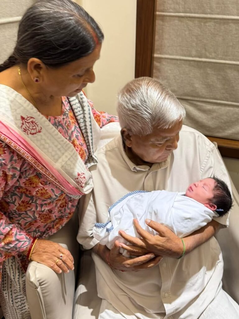 लालू प्रसाद और उनकी पत्नी राबड़ी देवी ने अपने पोते के नाम की घोषणा की, ‘इराज लालू यादव’ नाम रखा
