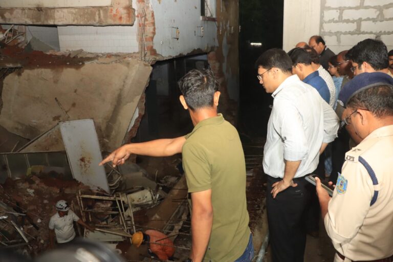 Jamshedpur: MGM अस्पताल की बालकनी का एक हिस्सा गिरने से तीन लोगों की मौत, जांच कमेटी गठित, स्वास्थ्य मंत्री ने की मुआवजे की घोषणा