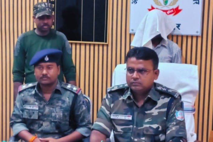 Jharkhand Naxal: PLFI उग्रवादी विष्णु उरांव गिरफ्तार , गोलीबारी समेत कई कांडों में था शामिल