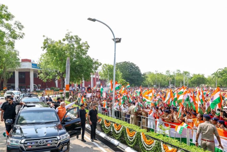 PM Modi: किसी ने हमारी बहनों का सिंदूर मिटाने की हिमाकत की तो उसका अंत निकट है; गुजरात में बोले प्रधानमंत्री, वडोदरा में रोड शो भी किया, कर्नल कुरैशी का परिवार भी पहुंचा