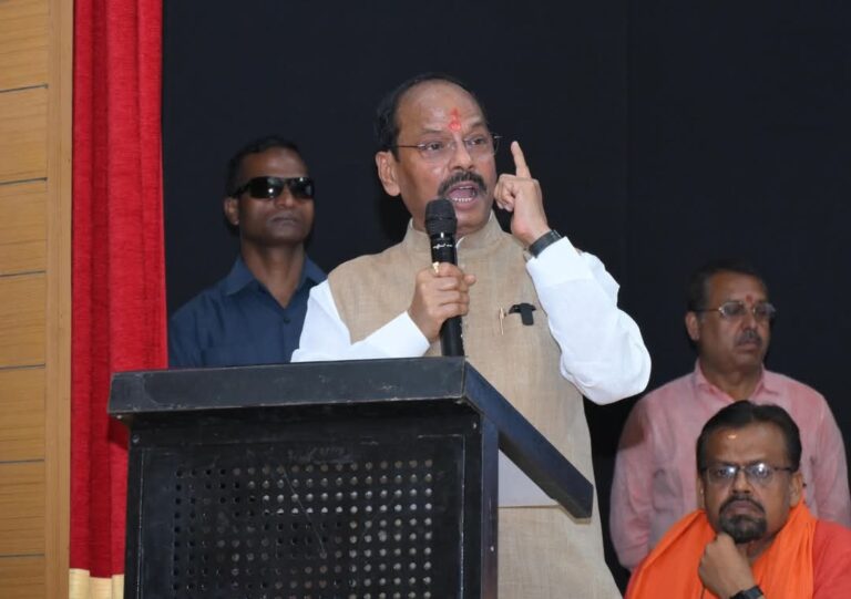Jharkhand: झारखंड में ट्रांसफर- पोस्टिंग का उद्योग चला रही हेमंत सरकार, पलामू में पूर्व मुख्यमंत्री रघुवर दास का बड़ा हमला, भ्रष्टाचार और शराब नीति पर भी घेरा