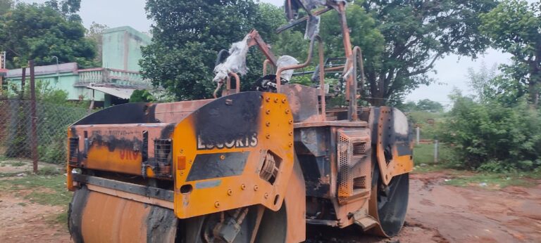 Jharkhand: खूंटी में अपराधियों का तांडव, लेवी की रकम नहीं देने पर सड़क निर्माण कार्य में लगे रोड रोलर को फूंका