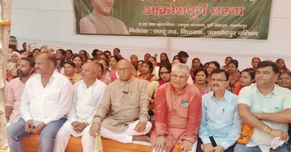 Jamshedpur: मानगो क्षेत्र में जल संकट को लेकर विधायक सरयू राय ने उपायुक्त कार्यालय के सामने दिया धरना, लोगों ने किया प्रदर्शन, प्रशासन को दी चेतावनी