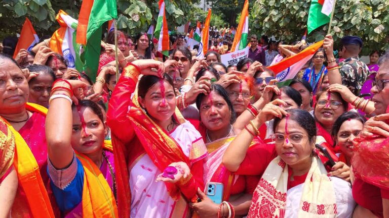 Jamshedpur: जमशेदपुर में निकली सिंदूर यात्रा, भाजपा विधायक पूर्णिमा दास साहू के नेतृत्व में हाथों में सिंदूर और कलश लेकर सैकड़ों महिलाएं हुईं शामिल