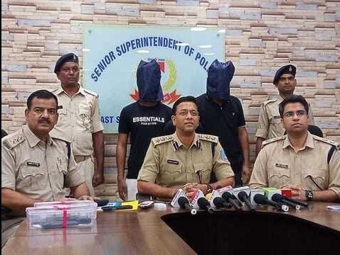 Jamshedpur.हथियार लेकर कदमा में घूम रहे दो अपराधियों को पुलिस ने किया गिरफ्तार, देशी लोडेड पिस्तौल, कारतूस बरामद