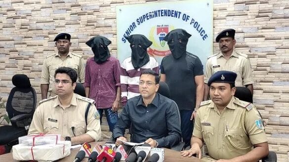 Jamshedpur: उलीडीह में स्क्रैप कारोबारी से रंगदारी को लेकर फायरिंग करने के मामले में तीन अपराधी गिरफ्तार, भारी मात्रा में हथियार बरामद