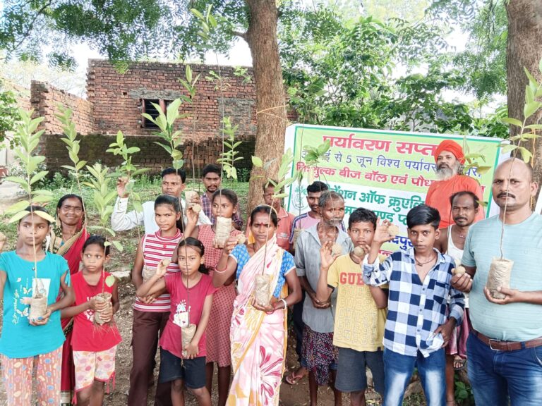 आनंद मार्ग ने खुकराडीह मे बांटे 200 पौधे एवं 300 बीज बॉल, पौधारोपण से धरती के तापमान को कम करने की पहल