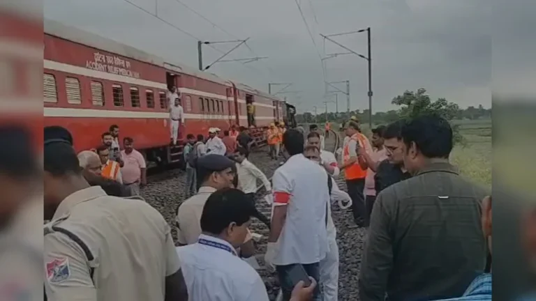 कटिहार में अवध असम एक्सप्रेस ट्रॉली से टकराई, एक की मौत, तीन घायल