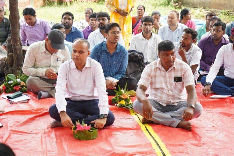 गुड़ाबांधा में सबर टोला पहुंचे उपायुक्त, समुदाय के कल्याण की योजनाओं को लेकर ग्रामीणों से किया संवाद