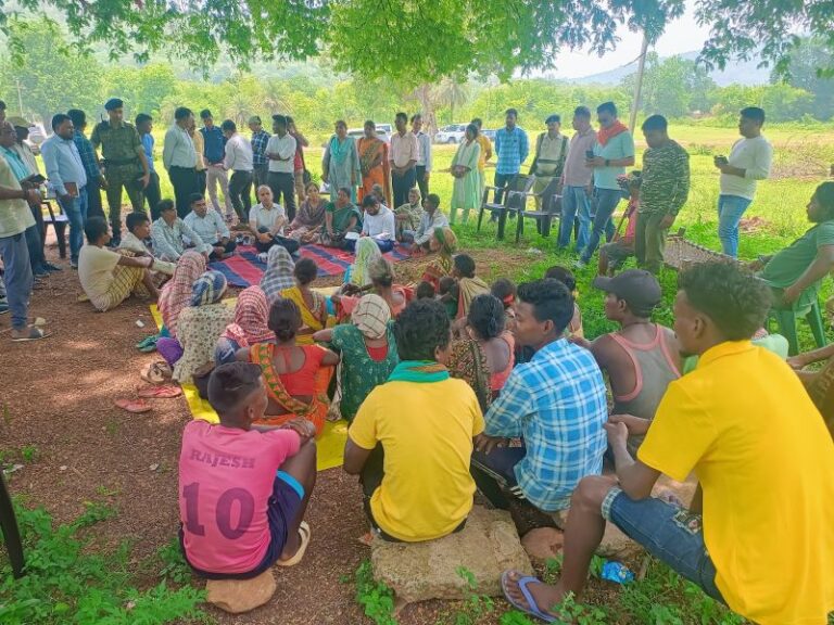 JAMSHEDPUR : मुसाबनी के कुलामारा गांव में सबर टोला पहुंचे उपायुक्त, जमीन पर बैठकर सबरों की समस्याएं सुनीं