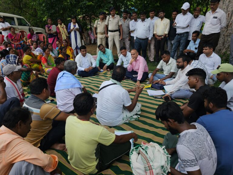 JAMSHEDPUR : उपायुक्त ने पोटका के चाटीकोचा में ग्रामीणों की समस्याएं सुनीं, कार्रवाई का दिया निर्देश
