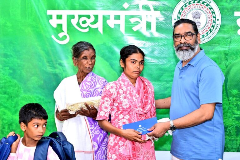 Chaibasa Naxal: सारंडा में आइइडी ब्लास्ट में शहीद हुए जवान सुनील धान के परिजन को मिले 2.66 करोड़ की मदद,सीएम हेमंत ने बढ़ाया हौसला