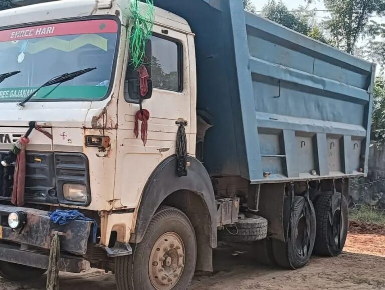 Jamshedpur: एनएच-18 पर गोगलो चौक के पास अवैध रूप से बालू ढोते दो हाइवा पकड़ाये, दोनों के चालक गिरफ्तार