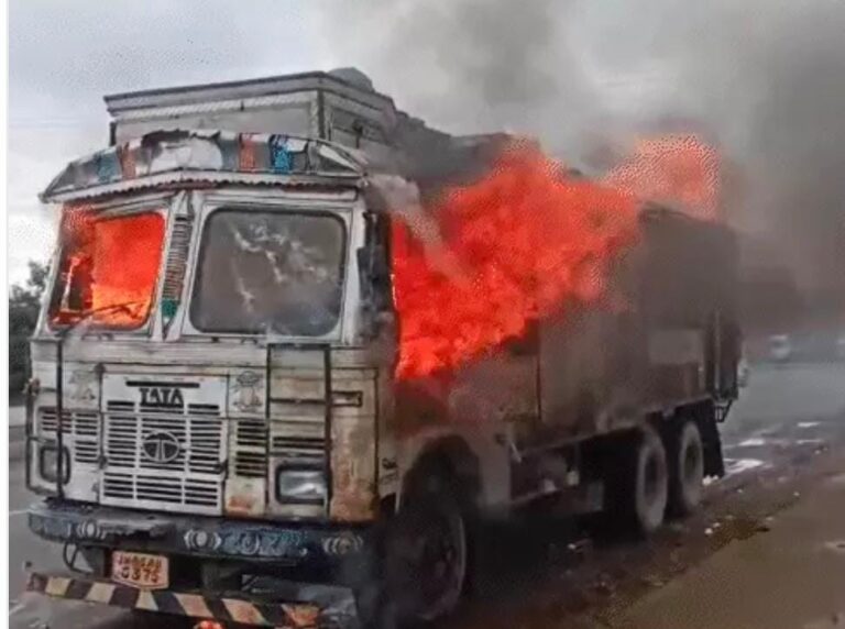 Saraikela Accident: चौका में NH 33 पर चलते ट्रक में लगी आगः ड्राइवर ने कूदकर बचायी जान, पेंट से भरा वाहन जलकर खाक