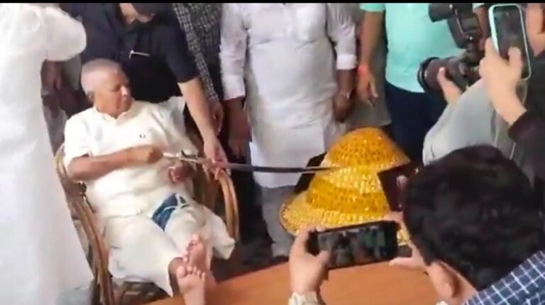 Lalu Prasad Birthday: लालू प्रसाद ने पटना में अपना 78वां जन्मदिन मनाया, तलवार से काटा केक, राहुल गांधी, सीएम हेमंत सोरेन समेत तमाम नेताओं ने दी बधाई