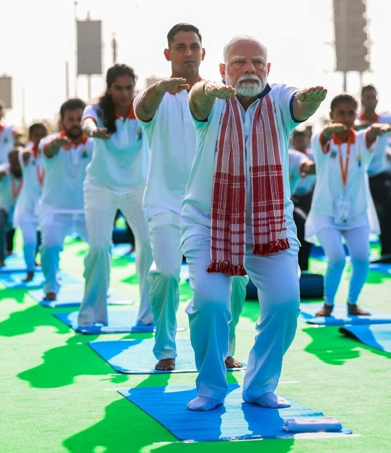 PM Modi ने विशाखापत्तनम में बंगाल की खाड़ी तट पर लाखों लोगों के साथ किया योगाभ्यास, 25,000 आदिवासी बच्चों ने सूर्य नमस्कार का बनाया गिनीज विश्व रिकॉर्ड