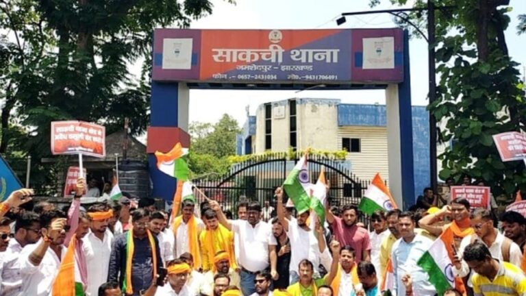 साकची पुलिस की कार्रवाई का जन सुविधा मंच बनाकर विरोध, पुलिस का बैनर भी फाड़ा