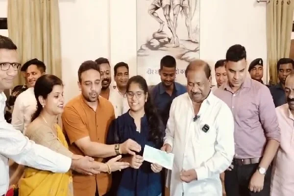शिक्षा मंत्री ने ICSE टॉपर शांभवी जायसवाल को किया सम्मानित, एक लाख की राशि सौंपी