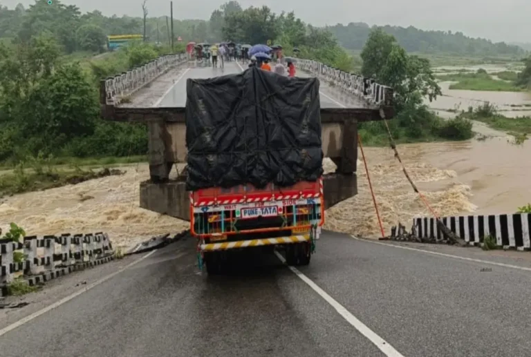 Jharkhand Monsoon Flood: तोरपा-सिमडेगा मार्ग पर बनई नदी पर बना पुल भारी बारिश में धंसा, बीच में फंसा ट्रक, कई वाहन बाल-बाल बचे