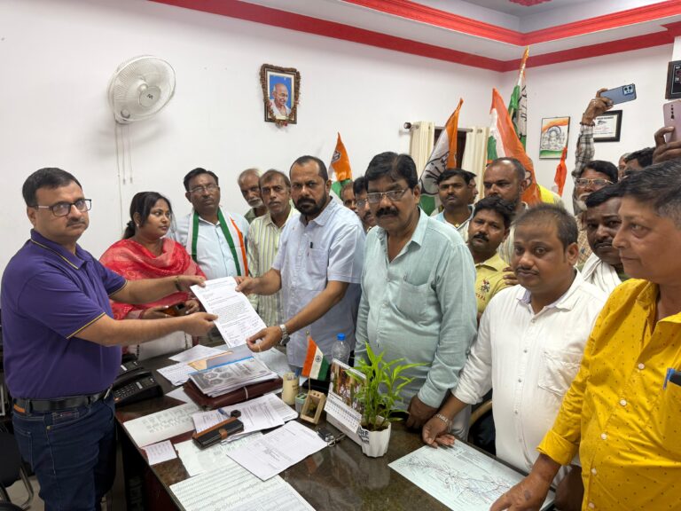 टाटा-गोड्डा एक्सप्रेस को बाबाधाम तक प्रतिदिन चलाने की मांग तेज, कांग्रेस प्रतिनिधिमंडल ने सौंपा ज्ञापन