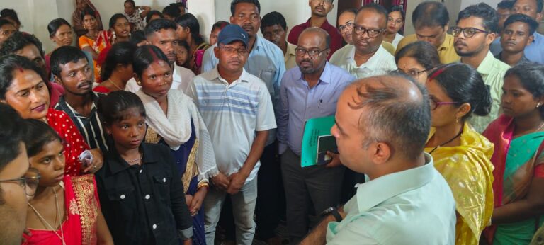 Jamshedpur :बोड़ाम में उपायुक्त ने आदिम जनजातियों से की मुलाकात, शहद प्रोसेसिंग और आजीविका बढ़ाने पर दिया जोर