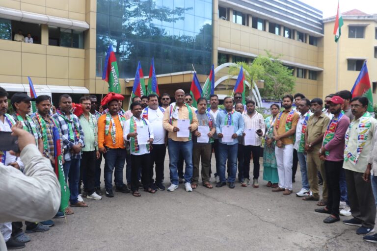 जमशेदपुर में यातायात पुलिस की कार्यशैली पर भड़की आजसू पार्टी, सौंपा गया मुख्यमंत्री के नाम ज्ञापन