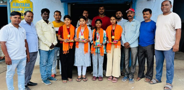 Jamshedpur :बागबेड़ा नया बस्ती की मेधावी छात्राओं को पंचायत प्रतिनिधियों ने किया सम्मानित
