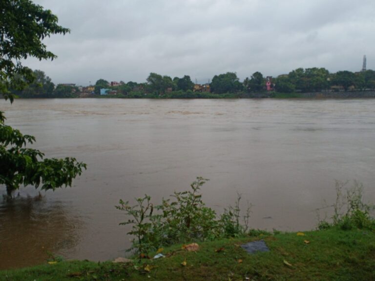 Jamshedpur News :स्वर्णरेखा व खरकई नदी का जलस्तर खतरे के निशान के करीब, प्रशासन अलर्ट पर