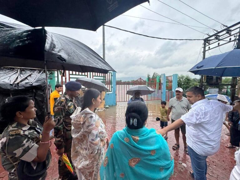 JAMSHEDPUR NEWS :भारी बारिश से बढ़ा स्वर्णरेखा नदी का जलस्तर, जमशेदपुर पूर्वी की विधायक पूर्णिमा साहू ने तटीय इलाकों का किया निरीक्षण