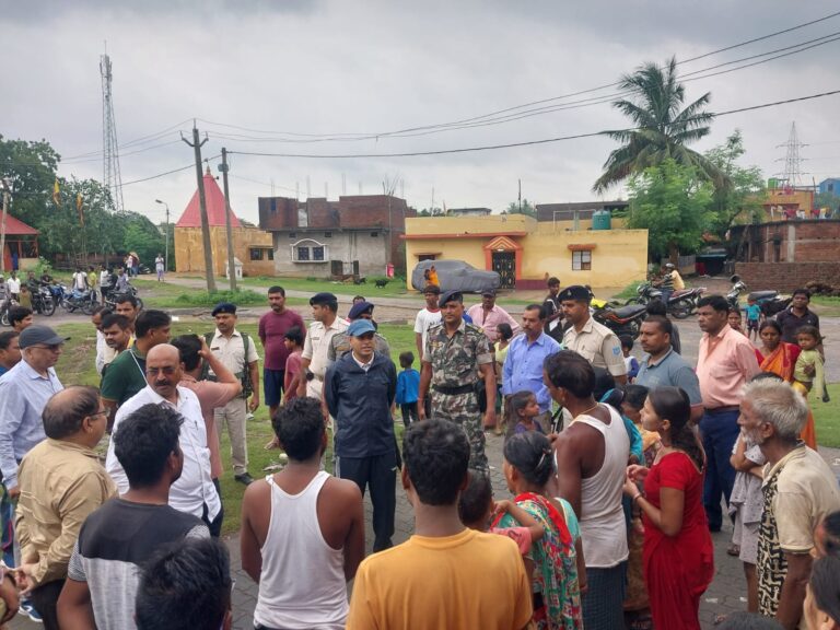 JAMSHEDPUR NEWS :उपायुक्त कर्ण सत्यार्थी ने बाढ़ प्रभावित इलाकों और राहत शिविरों का किया स्थलीय निरीक्षण