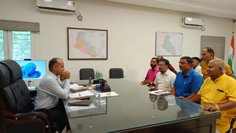 JAMSHEDPUR NEWS :दुर्गा पूजा की तैयारियों को लेकर जमशेदपुर दुर्गा पूजा केंद्रीय समिति ने उपायुक्त से की मुलाकात