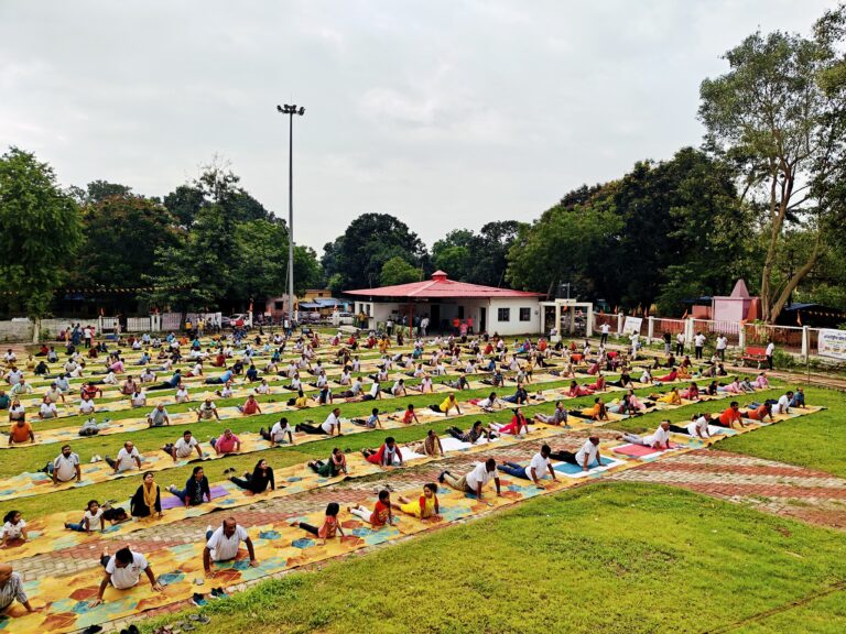 JAMSHEDPUR NEWS :400 योग प्रेमियों ने लक्ष्मीनारायण मंदिर परिसर में किया योग, सरयू राय बोले – योग से आती है जीवन में जागरूकता