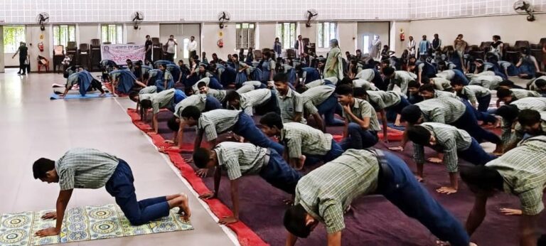 JAMSHEDPUR NEWS :मारवाड़ी युवा मंच स्टील सिटी शाखा का योग कार्यक्रम केएसएमएस हिंदी स्कूल में आयोजित