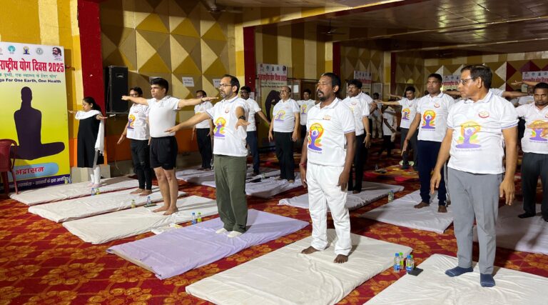 Saraikela-Kharsawa News :अंतरराष्ट्रीय योग दिवस पर सरायकेला में भव्य योगाभ्यास कार्यक्रम, उपायुक्त बोले – योग से बढ़ती है आत्मशक्ति