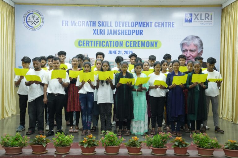 Jamshedpur News :एक्सएलआरआइ में फादर मैक्ग्राथ स्किल डेवलपमेंट सेंटर के विद्यार्थियों को मिला सर्टिफिकेट
