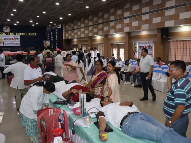 Jamshedpur News :स्व. एसडी सिंह की पुण्यतिथि पर सिदगोड़ा में भव्य रक्तदान शिविर, 368 यूनिट रक्त संग्रह